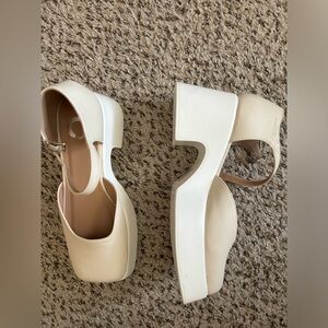 Like new platform Mary Jane clogs